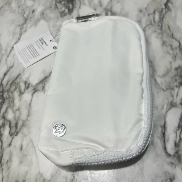 Lululemon Everywhere Belt Bag *1L
White - Picture 5 of 7